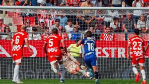 Gazzaniga detiene a Ander Herrera el tercer penalti en el Girona-Athletic de Montilivi.