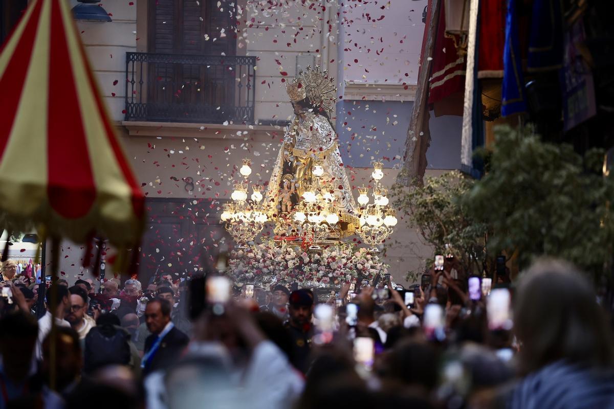 Carmen, Marta y la corte en la procesión de la Virgen de los Desamparados