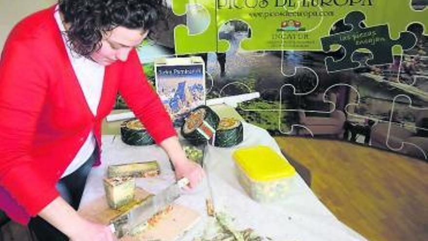 Vanesa Suco prepara una degustación de los quesos asturianos que se ofrecerán en San Sebastián.