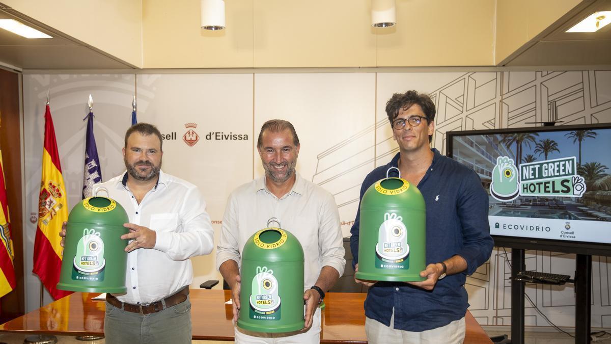 Los participantes de la presentación de 'Net Green Hotels' sujetando papeleras para vidrio