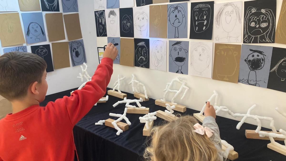 Unos escolares en la visita a la exposición En Clau d'Art de Canals.