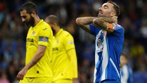 Cornellá de Llobregat (Barcelona), 09/11/2022.- El centrocampista del Espanyol, Sergi Darder, se lamenta de una ocasión fallada durante el encuentro correspondiente a la jornada catorce de primera división que disputan hoy miércoles frente al Villarreal en el RCDE Stadium, en Cornellá de Llobregat. EFE / Enric Fontcuberta