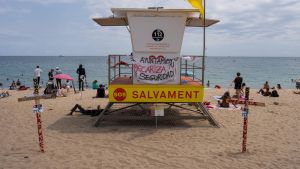 Un puesto de control cerrado en una playa de Barcelona, a raíz de la huelga de socorristas.
