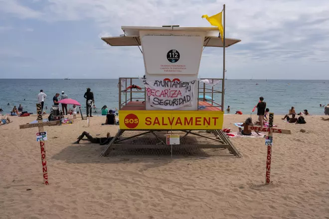 Los socorristas de Barcelona en huelga cierran las torres de vigilancia en las playas