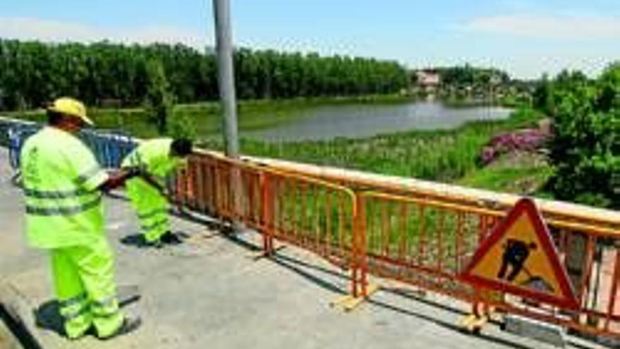 La obra para instalar el segundo pretil en el puente Nuevo sigue sin fecha