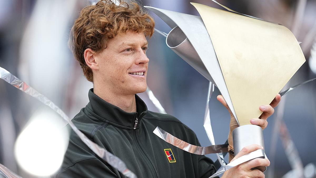 El italiano Jannik Sinner posa con el trofeo tras su victoria sobre el alemán Alexander Zverev en la final Mutua Madrid Open de tenis
