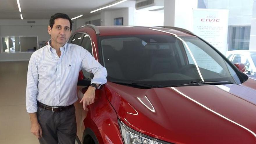 El presidente de AMA-Asomauto, Carlos Oliva, en su concesionario Honda-Cotri.