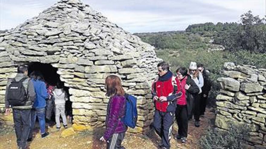 Vecinos de Almenara visitan el arte de la Valltorta