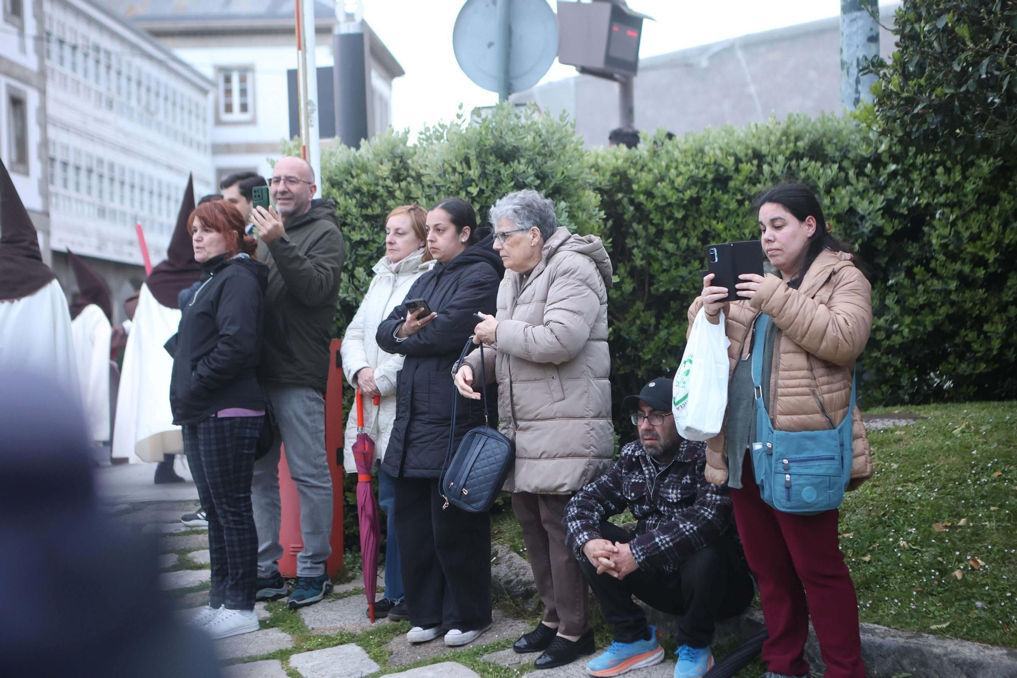 Padres y madres se manifiestan por la insuficiencia de plazas en el comedor del colegio de Galán, en Arteixo