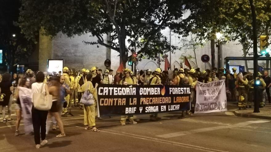 La &#039;marcha negra&#039; de los bomberos forestales vuelve hoy a las calles en un grito contra la &quot;precariedad&quot;