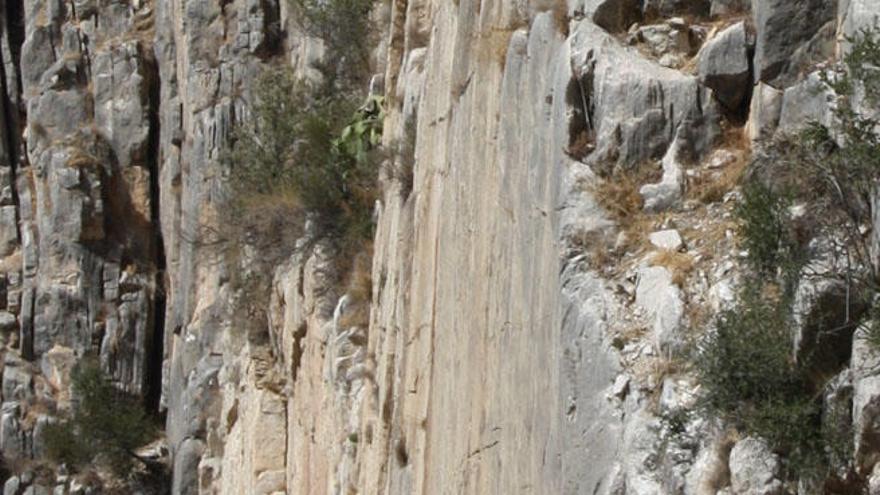 Visitantes recorriendo un tramo del Caminito del Rey.