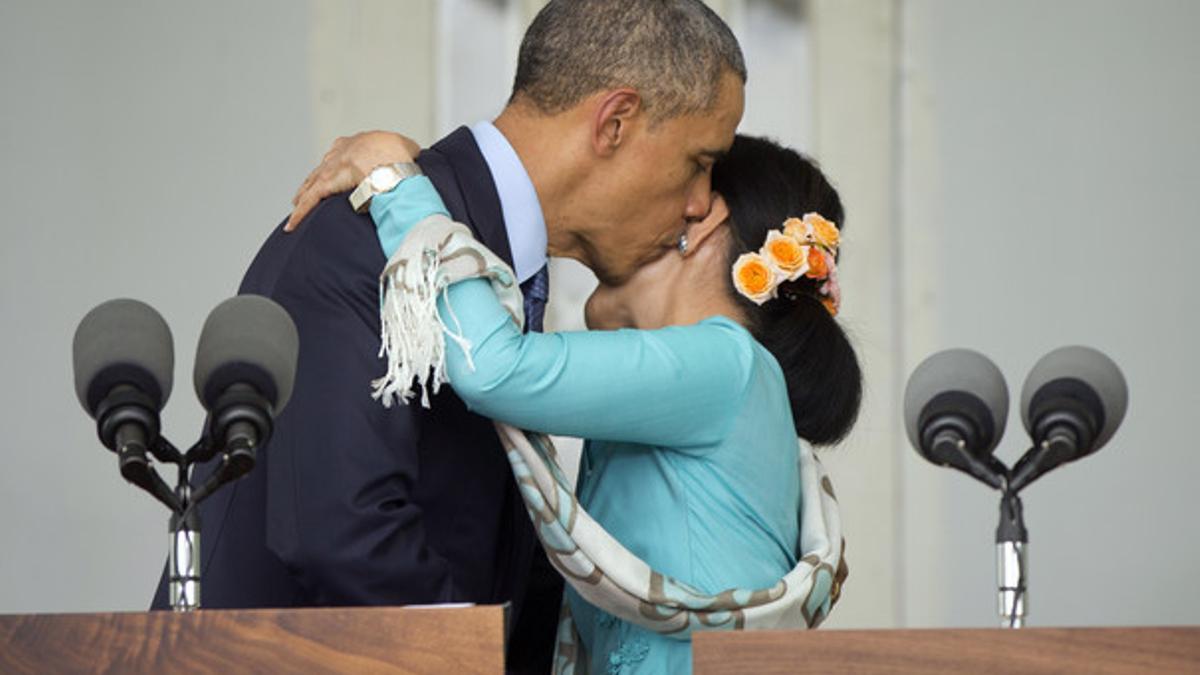 Barack Obama besa a Aung San Suu Kyi durante la rueda de prensa que han ofrecido este viernes en Rangún.