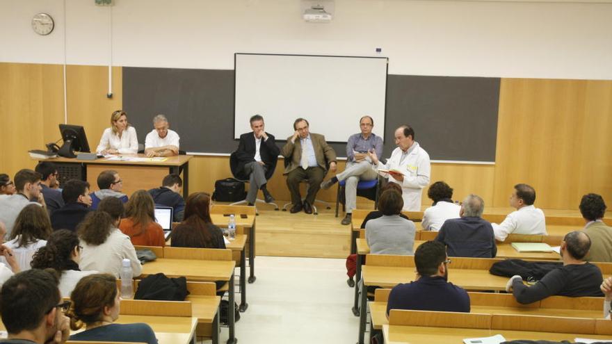 Junta de la Facultad de Medicina en el pabellón docente de la Arrixaca con la presencia de José Orihuela. Imagen de archivo.