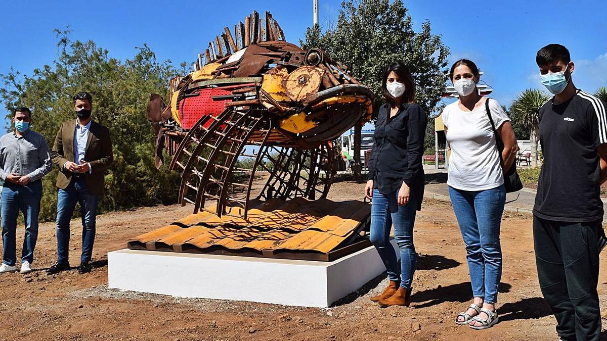 El alcalde, acompañado de varios concejales, ante la obra ‘Mero’ colocada en el parque de Las Furnias.