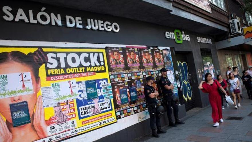 Hallan a 28 menores jugando en salas de apuestas