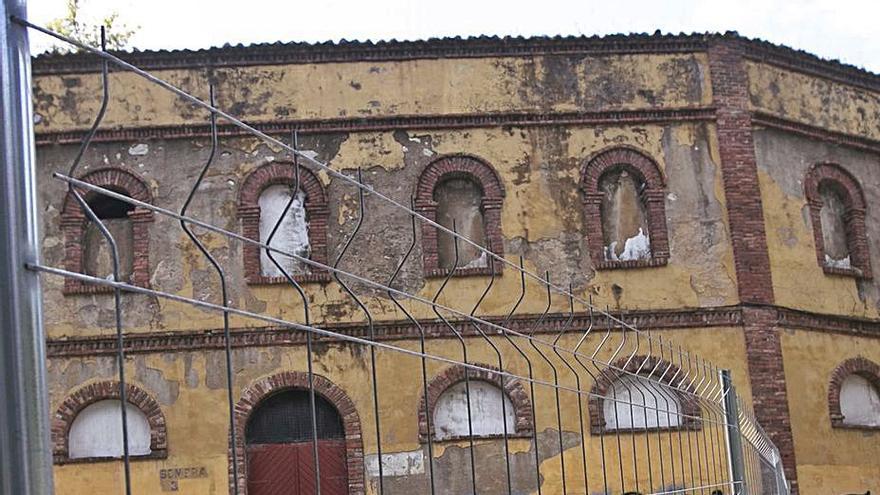 El cariño que mata a la plaza de toros