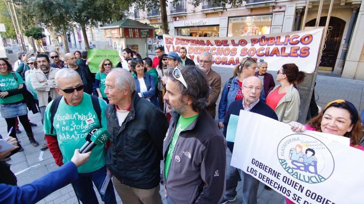 Medio centenar de personas se concentran en defensa de lo público y contra los recortes en educación