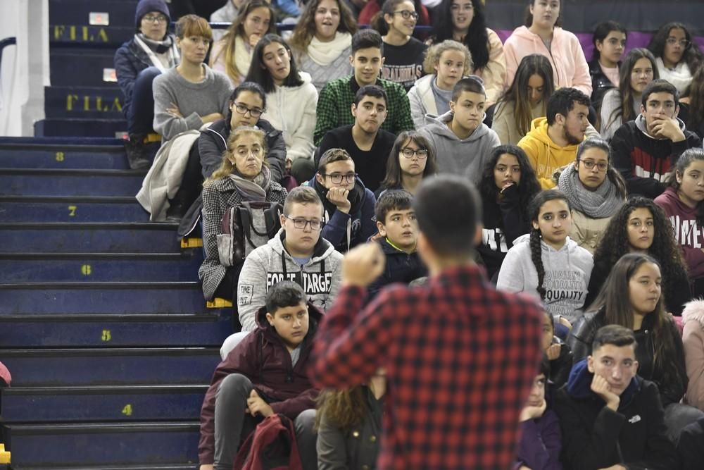 La diputada Carla Antonelli, con estudiantes de Secundaria en el Centro Insular de Deportes