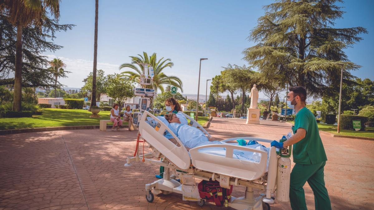 Carmen, paciente de la UCI, durante una de las salidas al exterior, acompañada por el personal sanitario.