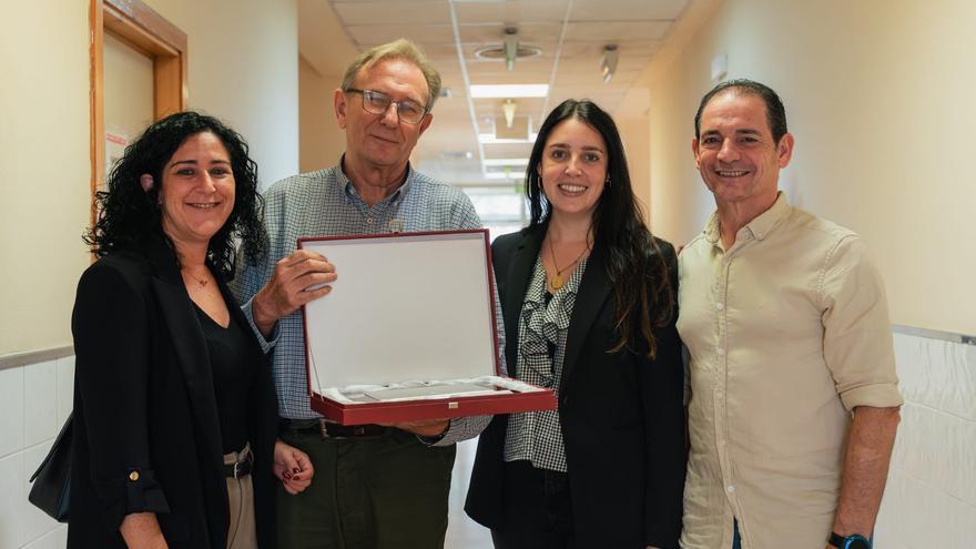 Un pueblo de Castellón reconoce a su médico de toda la vida: “Por sus manos han pasado multitud de generaciones"
