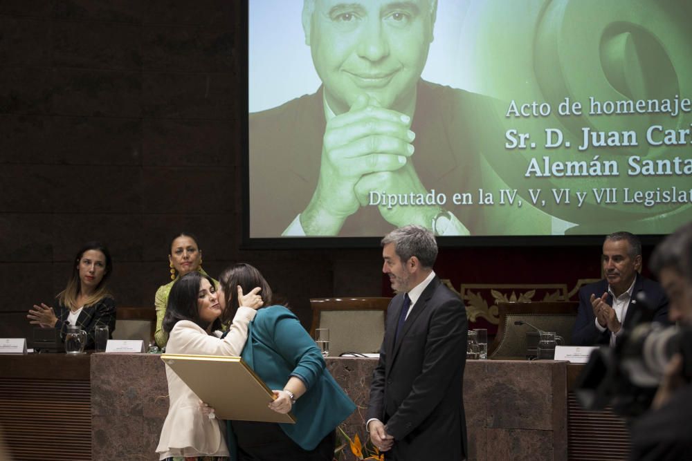 El Parlamento rinde homenaje póstumo al ...