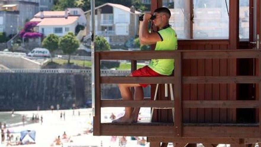 Un socorrista en la torre de vigilancia de Silgar.