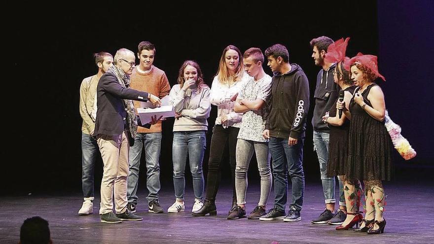 El alcalde Jesús Vázquez entrega el premio a los alumnos del IES Macías o Namorado. // Iñaki Osorio
