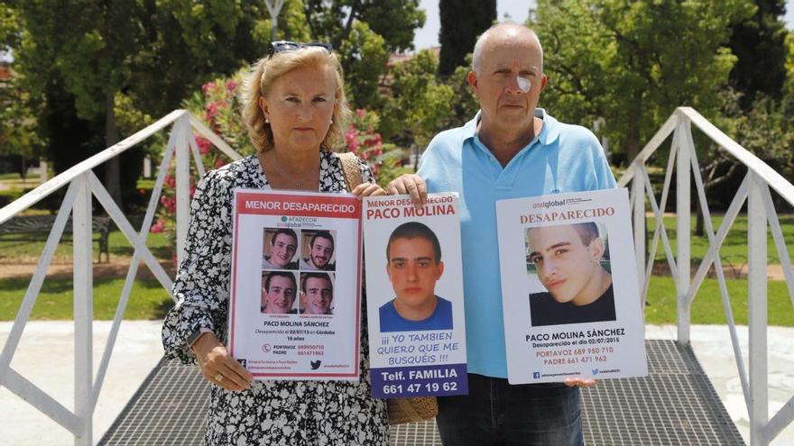 Los padres de Paco Molina, con carteles e imágenes de su hijo desaparecido.