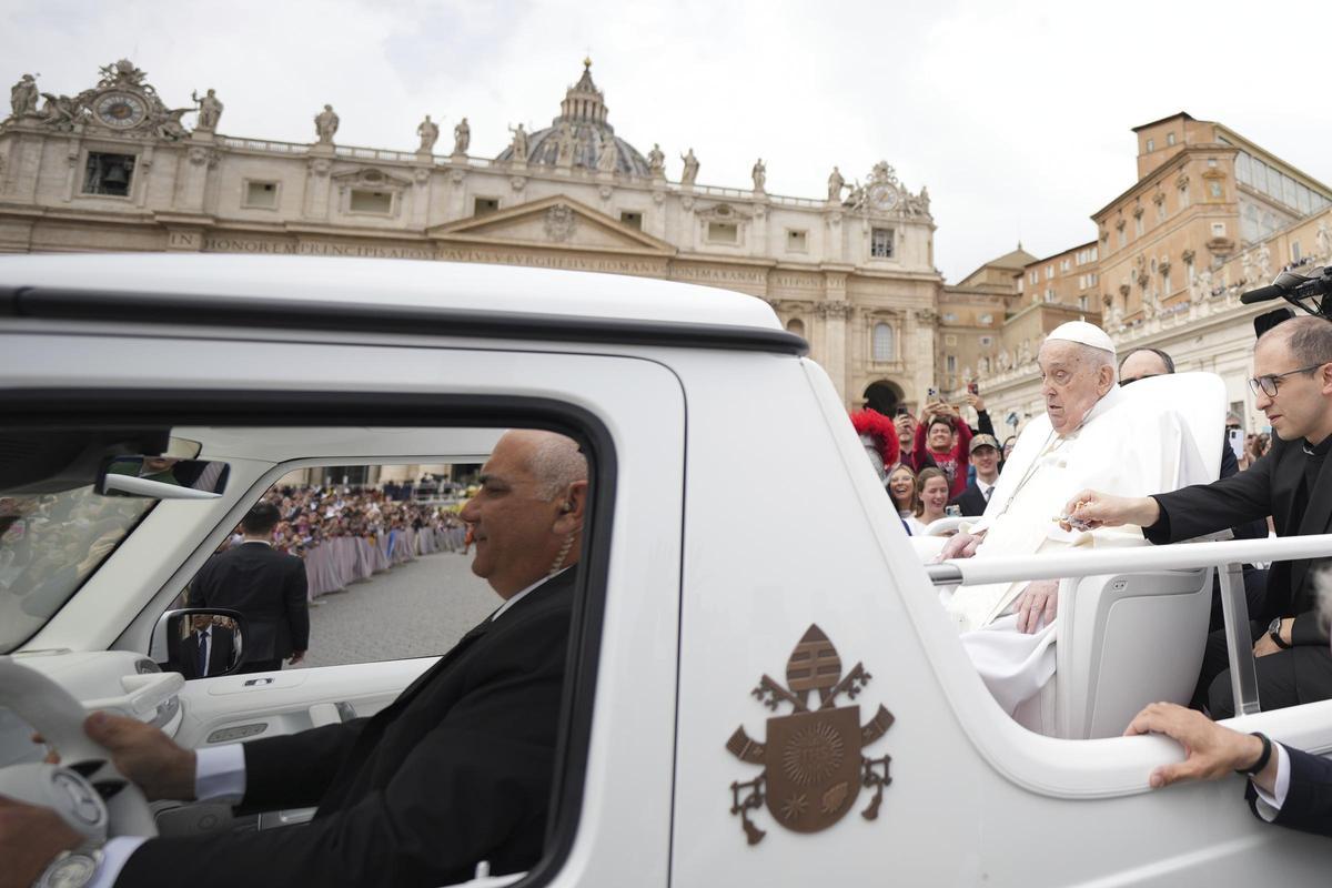 El papa imparte la bendición Urbi et Orbi en San Pedro