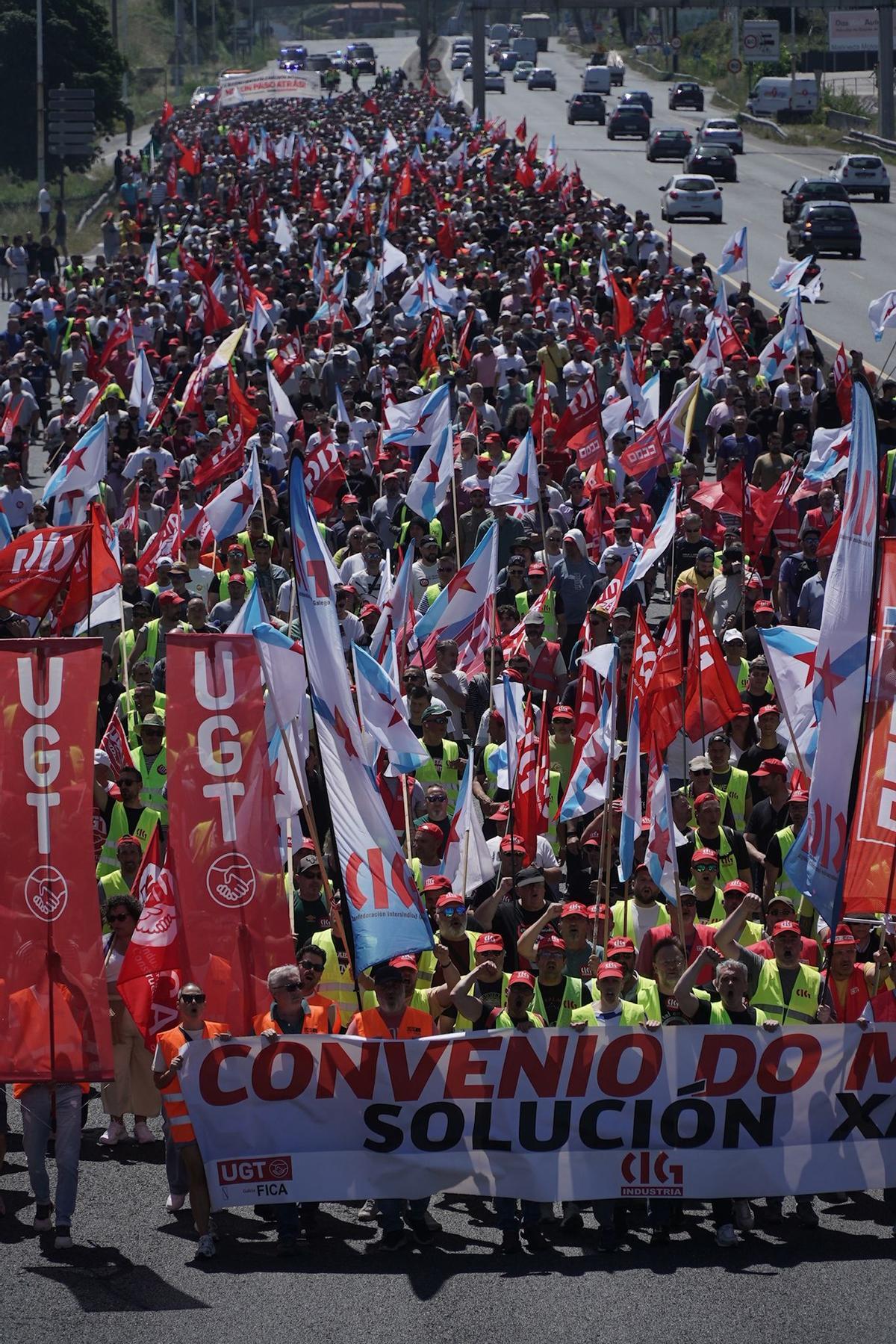 La manifestación del metal corta el acceso a A Coruña por Alfonso Molina La manifestación del metal corta el acceso a A Coruña por Alfonso Molina