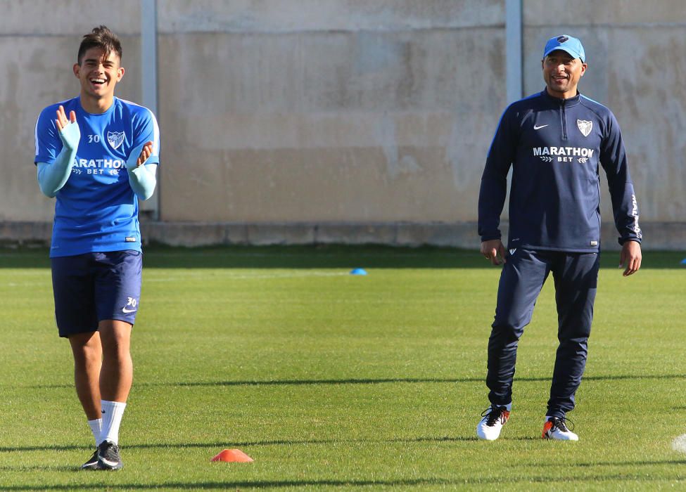 La primera plantilla, con la ausencia de Carlos Kameni y la visita del exmalaguista Juanmi, vuelve al trabajo tras las vacaciones de Navidad bajo las órdenes de Marcelo el ''Gato'' Romero.