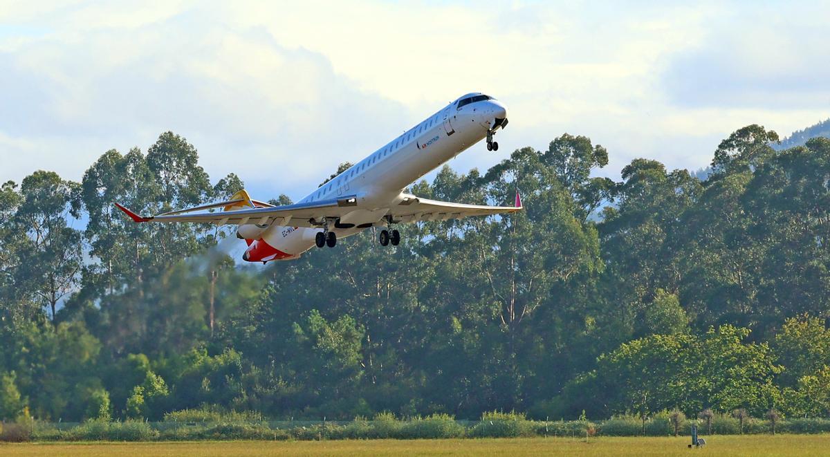 Un avión de Air Nostrum despegando desde el aeropuerto de Vigo.