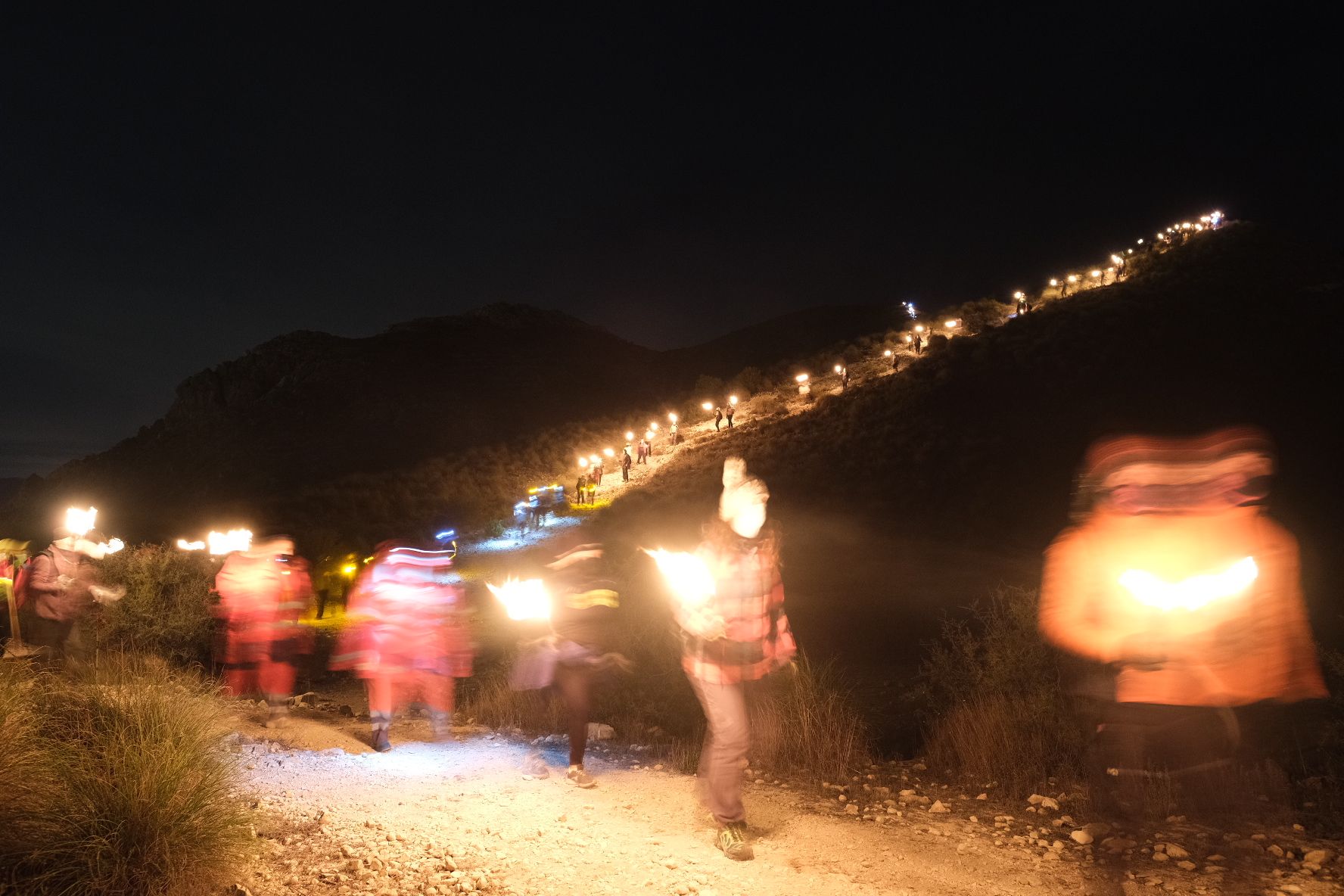 Bajada de antorchas del monte Bolón de Elda en la noche de Reyes