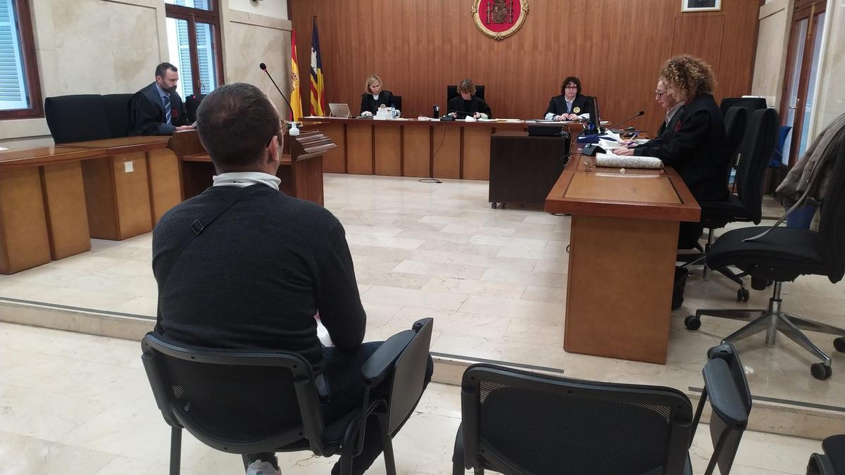 El joven condenado, hoy durante el juicio celebrado en la Audiencia Provincial de Palma.