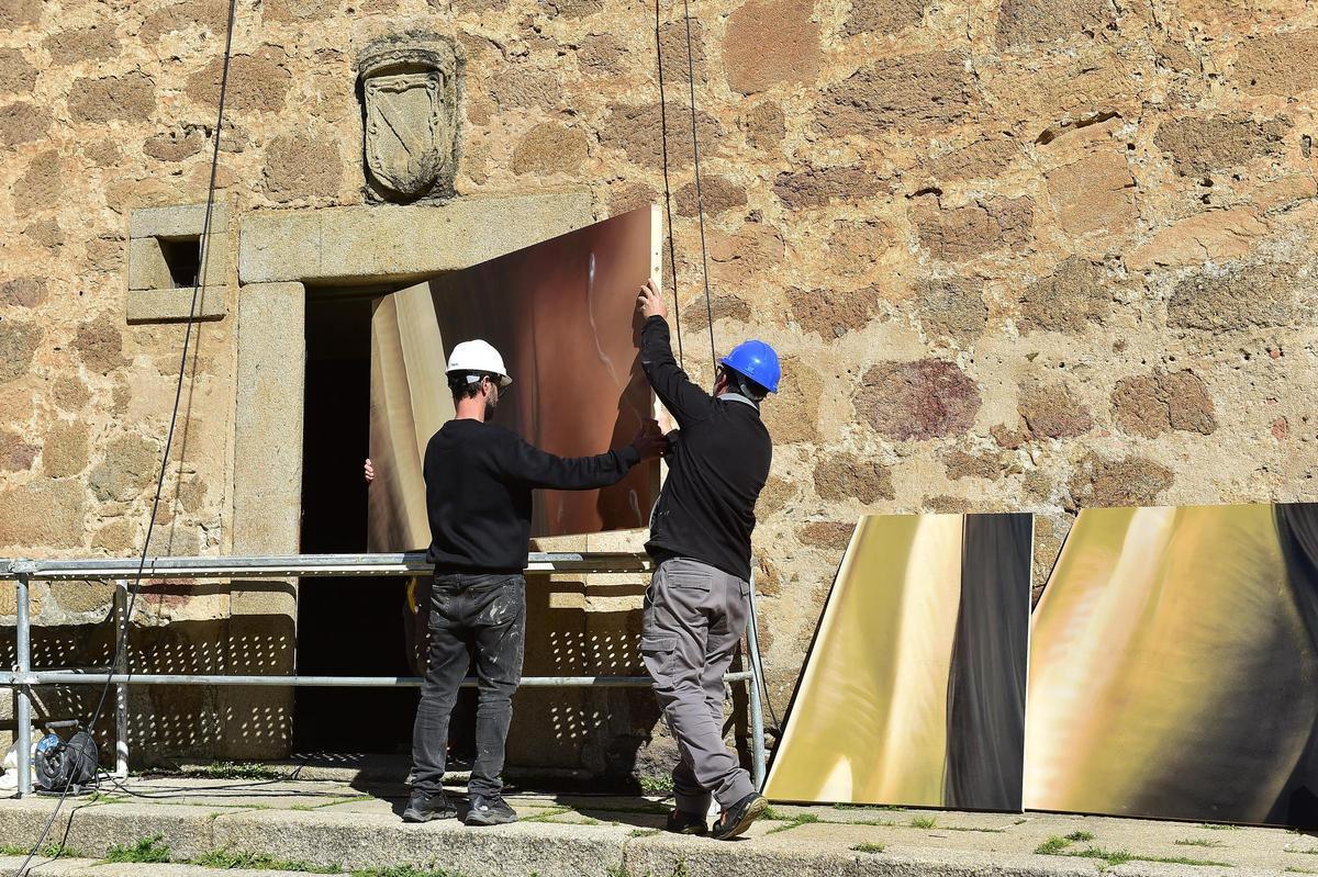 Fotogalería | Las imágenes del nuevo mural de Brea para la Semana Santa de Plasencia