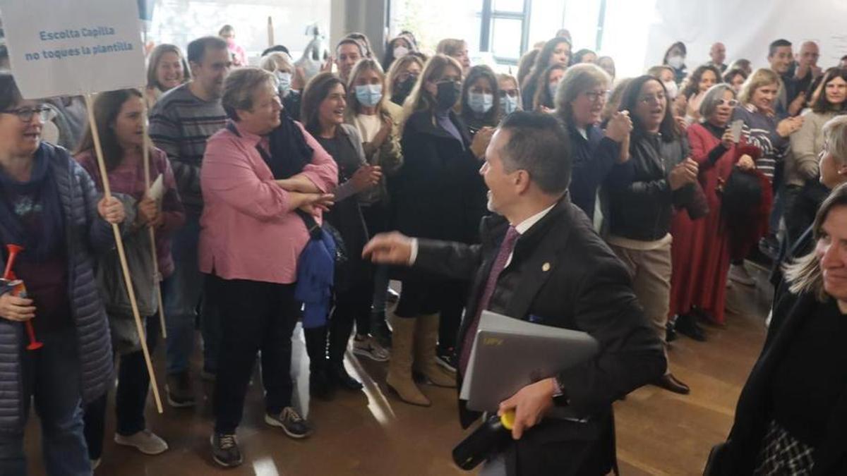 Protesta del cuerpo de informáticos a la entrada del rector de la UPV en un claustro reciente.