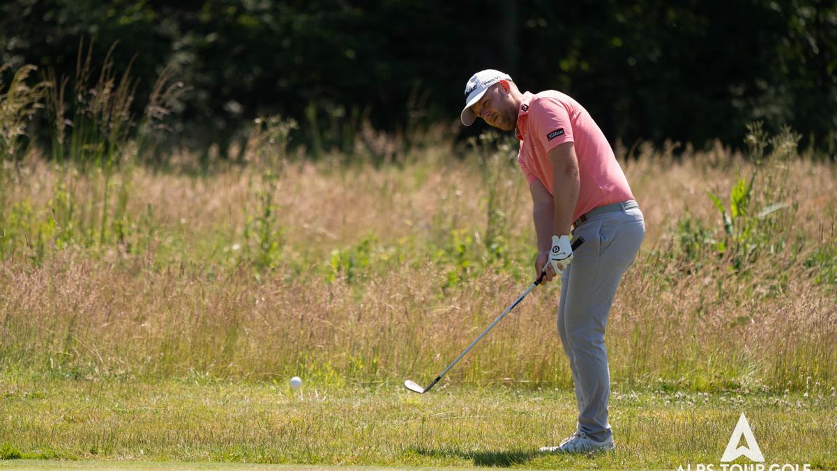 El irlandés Paul McBride encara la última jornada del Aravell Golf Open como lider en solitario