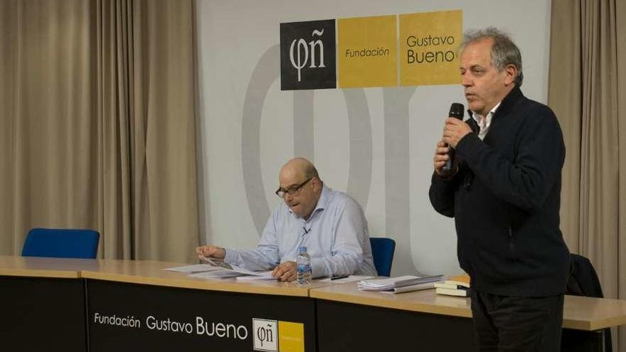 Gustavo Bueno Sánchez, de pie, presenta a Javier Morán, ayer, en la Fundación Gustavo Bueno.