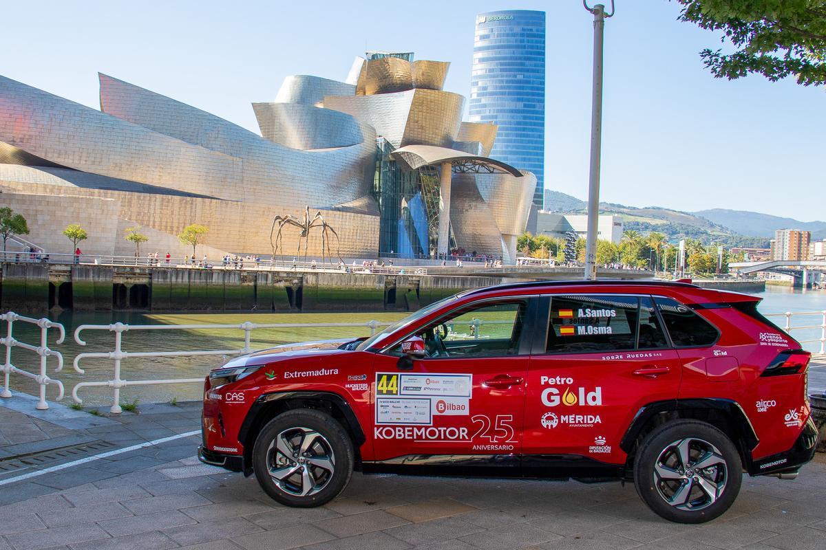 El Toyota RAV4 Hybrid Plug-In, luce sus patrocinios ante el Museo Guggenheim de Bilbao.