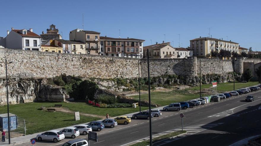 Vista general de la muralla en la avenida de La Feria de Zamora.