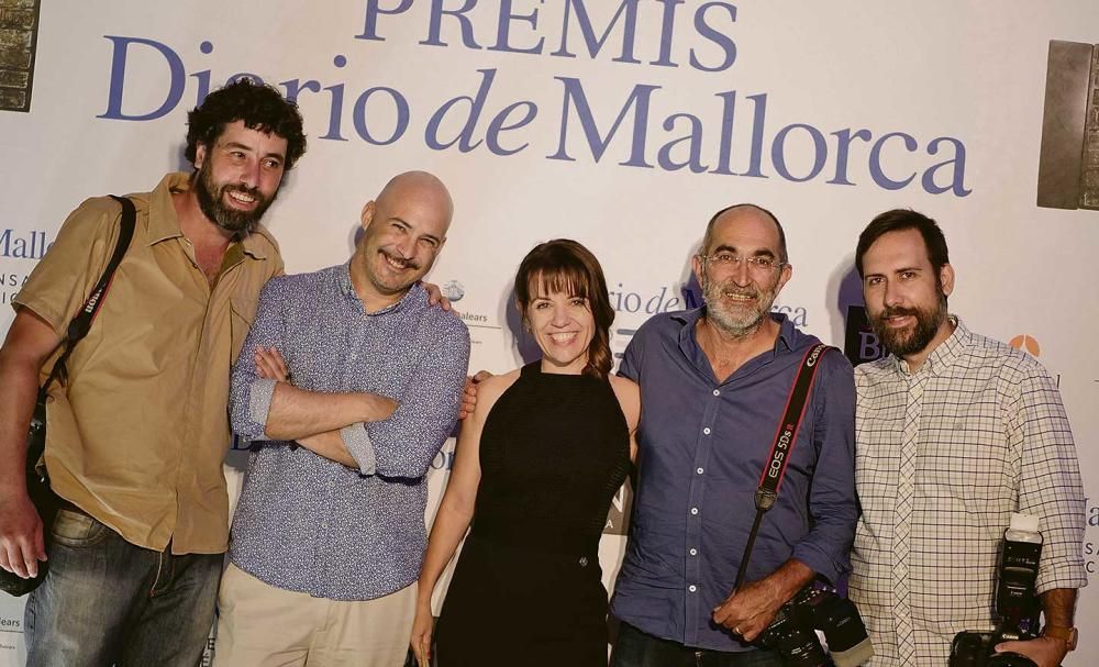 Los cazadores cazados. El equipo de fotografía de los Premis con Maria Ferrer,la directora de Diario de Mallorca: Manu Mielniezuk, Javier Fernández, Tolo Ramón y Pere Joan Oliver.