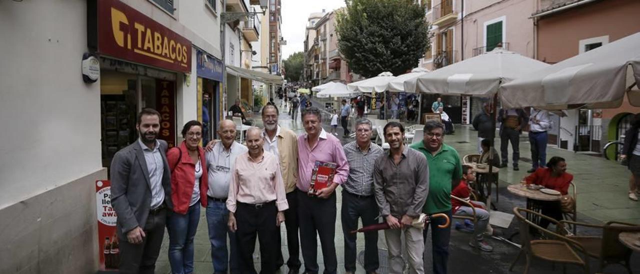 Los comerciantes celebraron ayer por la tarde el 25 aniversario del inicio de la peatonalización de la calle Oms.