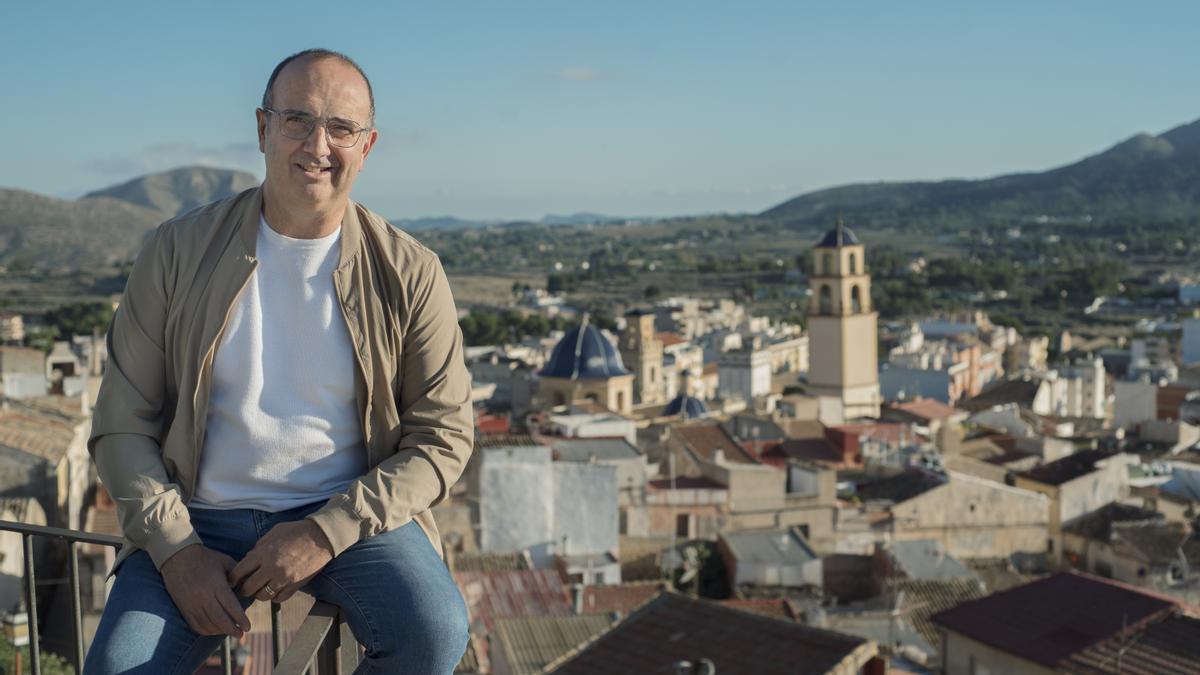 La ejecutiva socialista de Monóvar apuesta por el concejal Loren Amat como candidato a la Alcaldía.