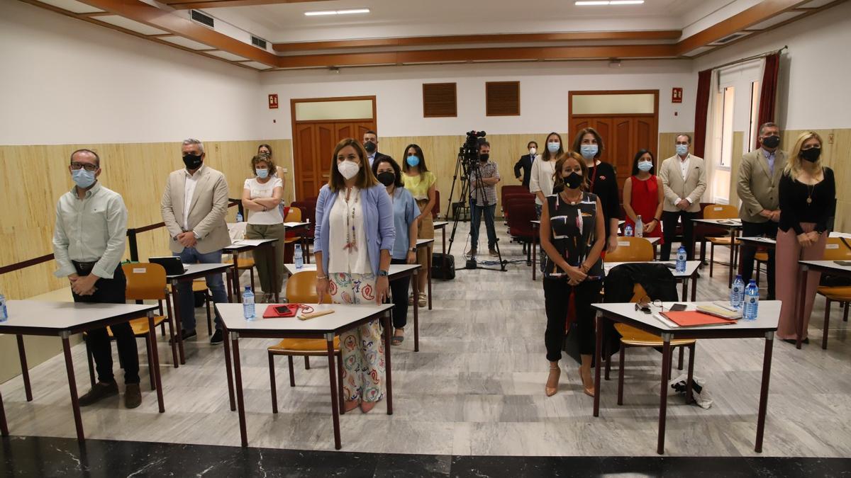 Los ediles guardan un minuto de silencio por las víctimas del covid.