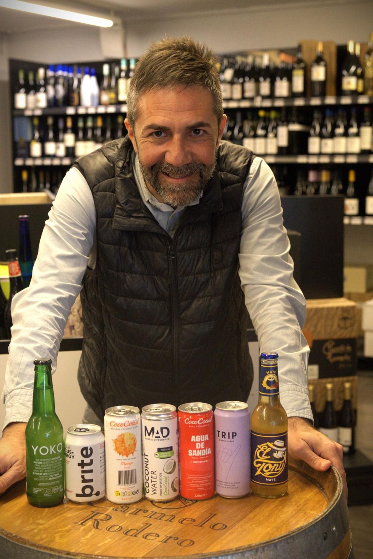 Daniel Arias, director comercial de Catavinos, muestra algunas de las bebidas funcionales que distribuye la empresa.