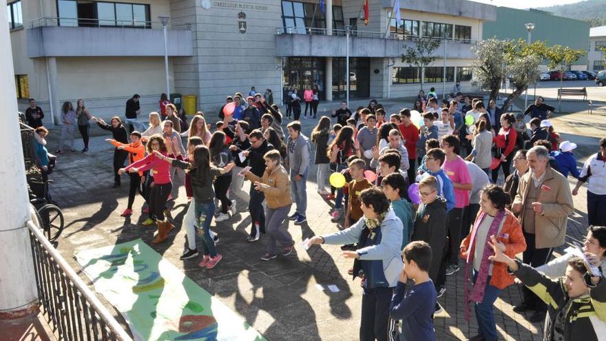 Los participantes en el &quot;flashmob&quot; de zumba en Pazos de Borbén. / FdV