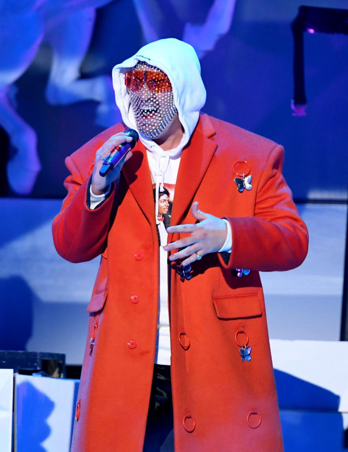 Bad Bunny siempre se ha atrevido con estilismos arriesgados que "rompen límites"