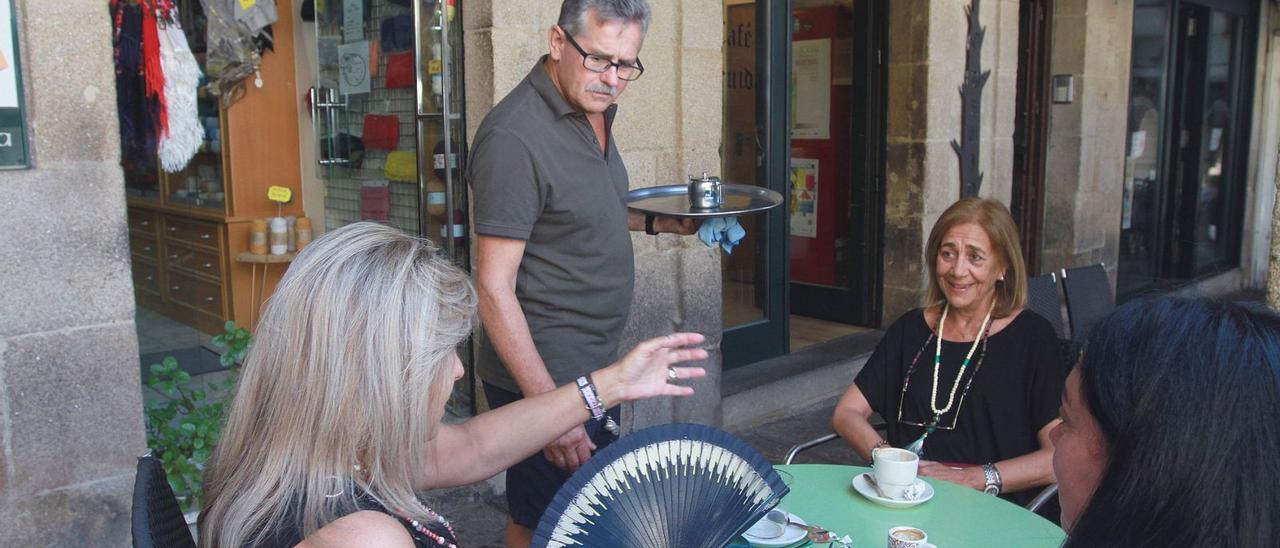 Clientas en un establecimiento hostelero del centro de la ciudad de Ourense.   | // I. OSORIO