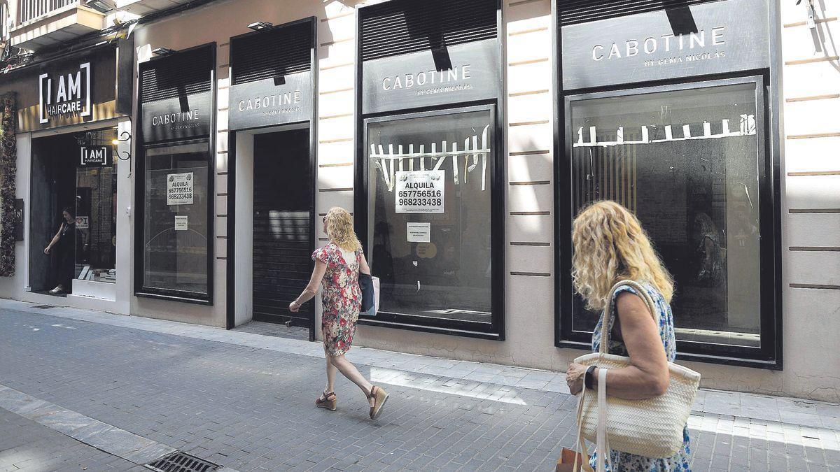 Una tienda de trajes de novia de la calle Jabonerías de Murcia que ha cerrado.