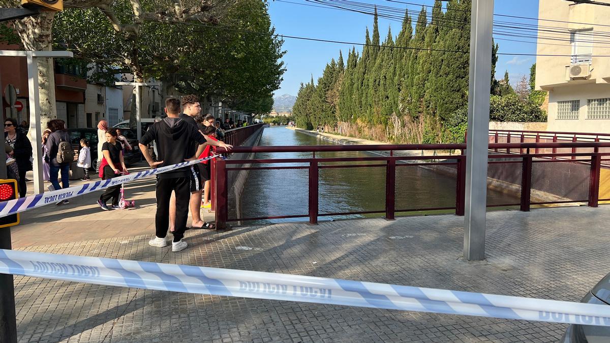 El canal de Roquetes, en el sitio donde se ha precipitado el vehículo